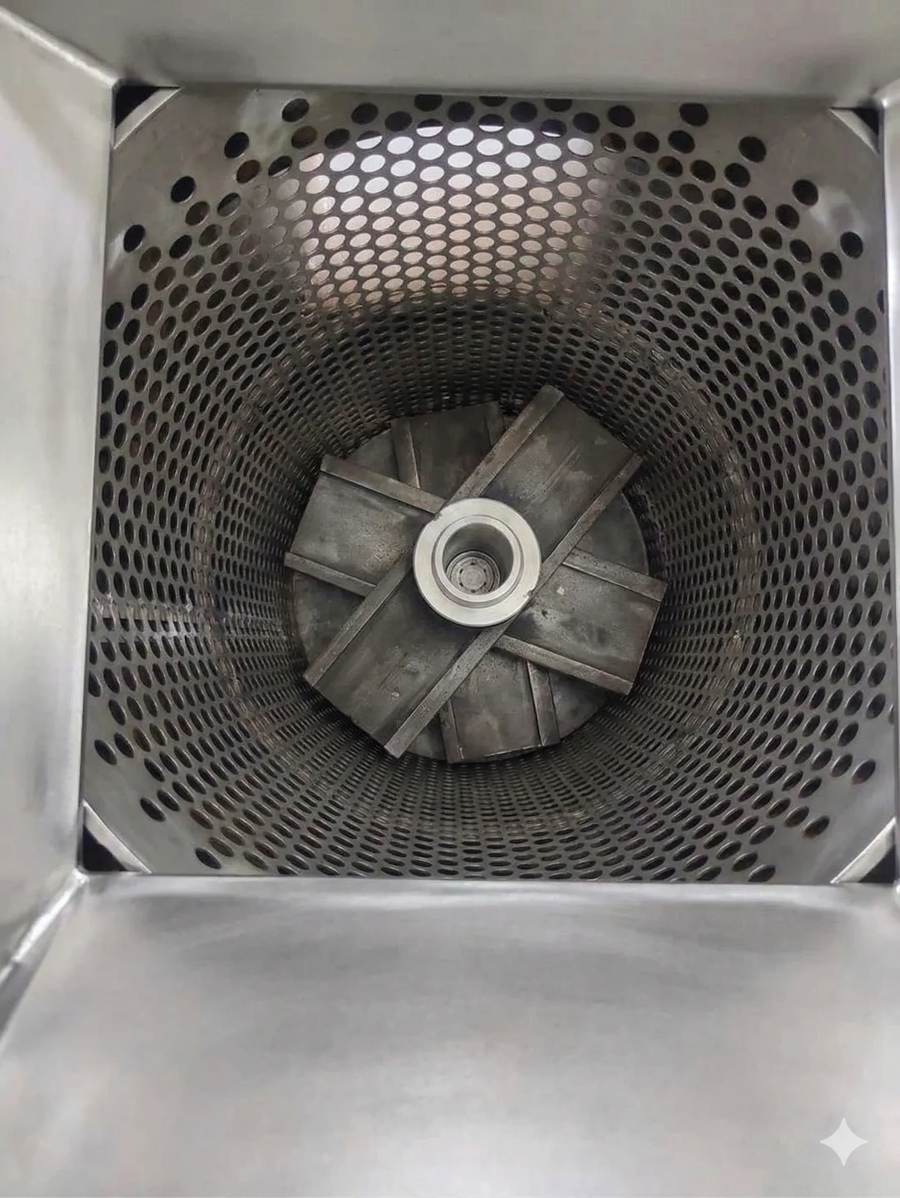 Рабочая камера дробилки для пенопласта и ППУ с ножами и перфорированным ситом