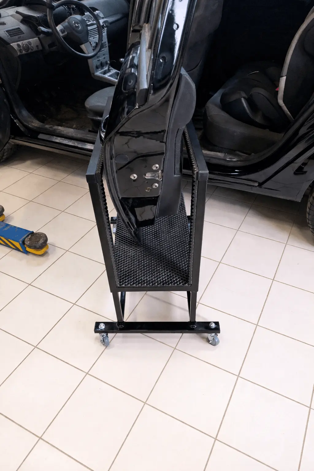 Мягкие защитные накладки на платформе подкатного стола PDR — защита ЛКП