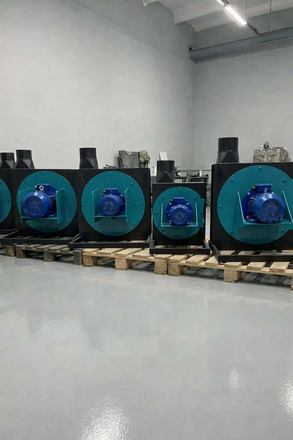 Пневмотранспортеры улитка на поддонах в производственном цехе